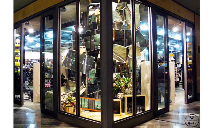 corner window display example