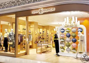 Open back window display example - Tory Burch window display