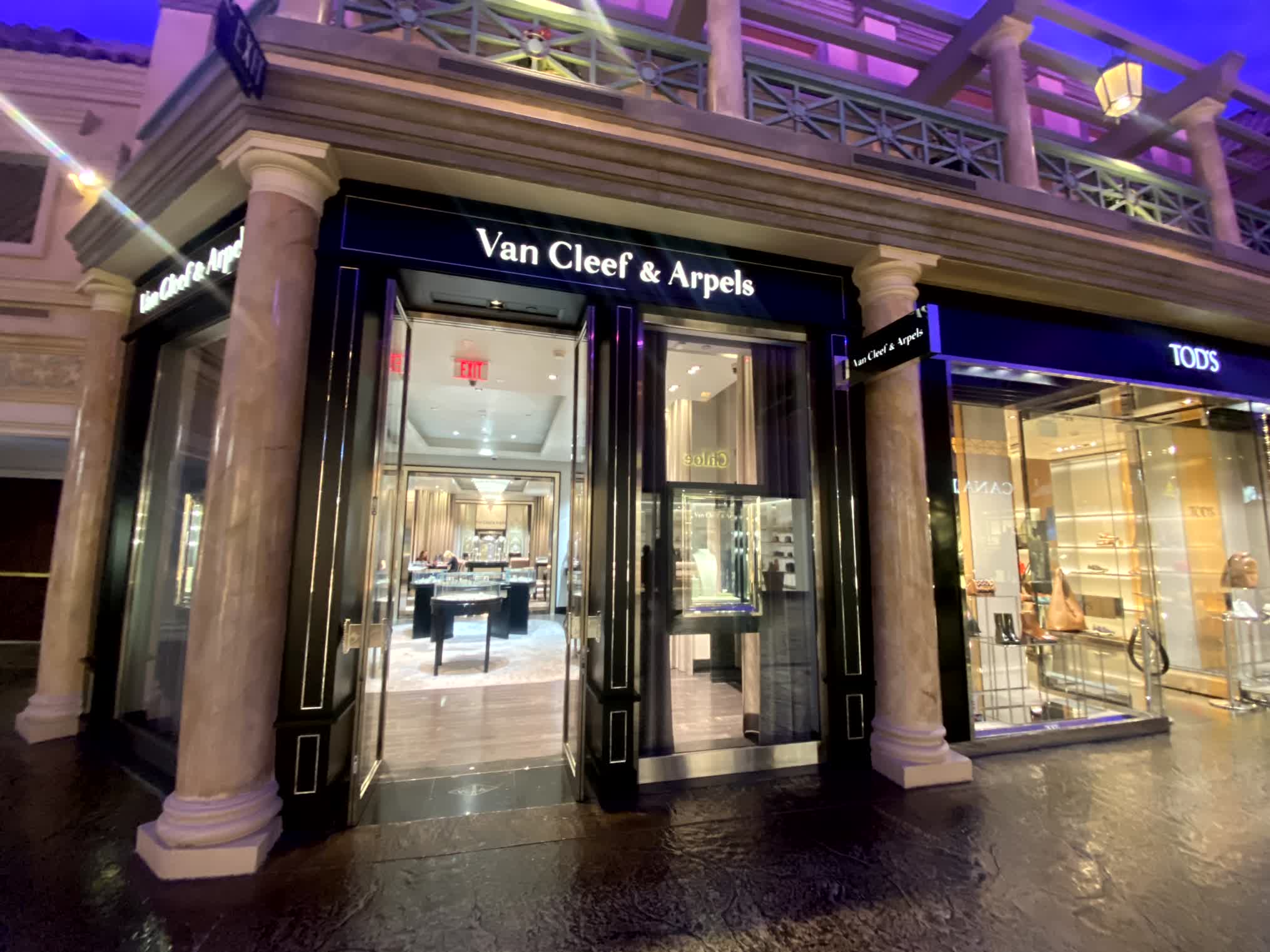 Van Clef Window Van Cleef & Arpels Store Window Display at The Forum in Ceasar's Palace ...